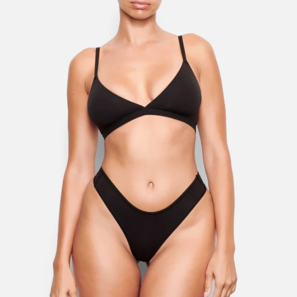 2 skims bras - black Triangle Bralette and white